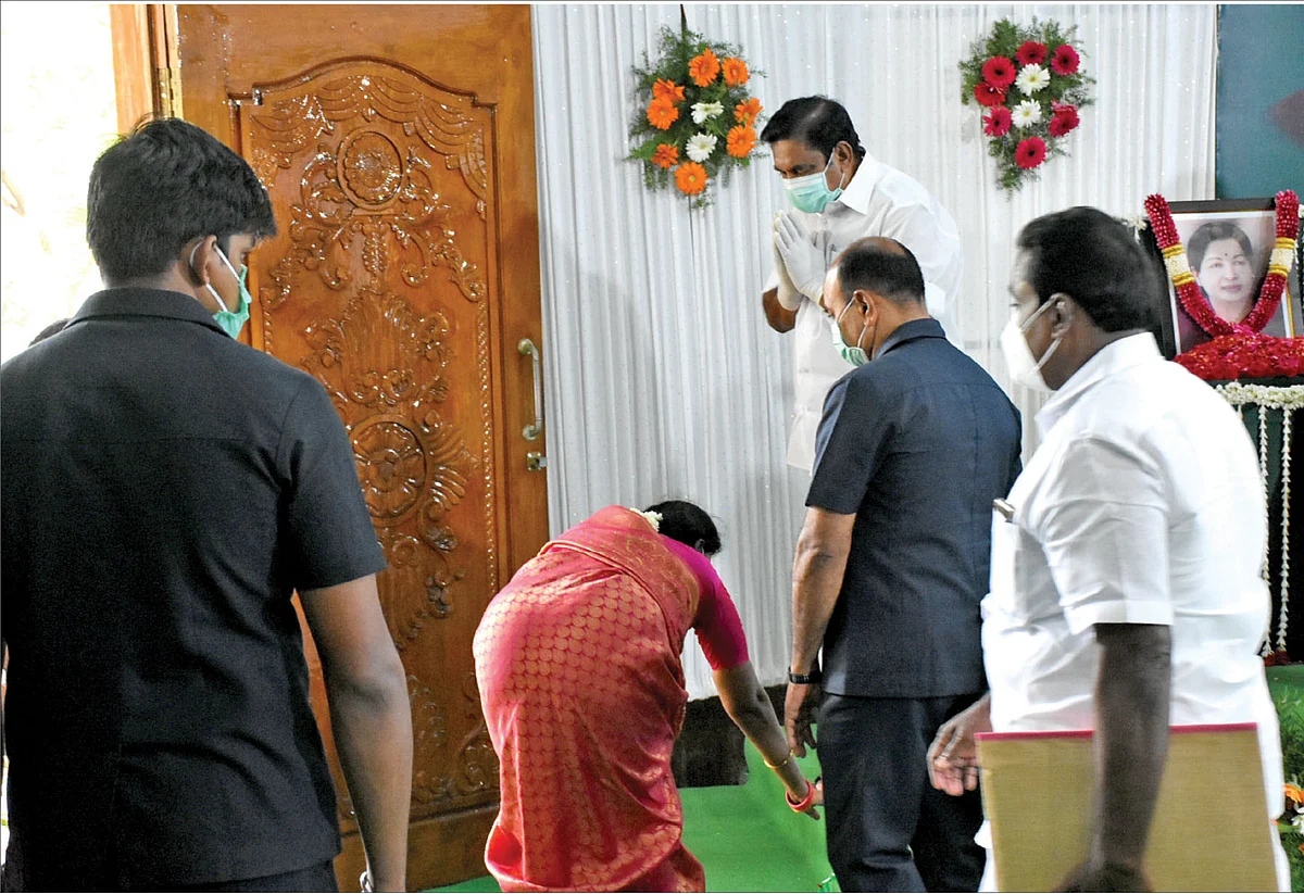 முதல்வர் காலில் விழுந்த முன்னாள் மேயர் புவனேஸ்வரி...