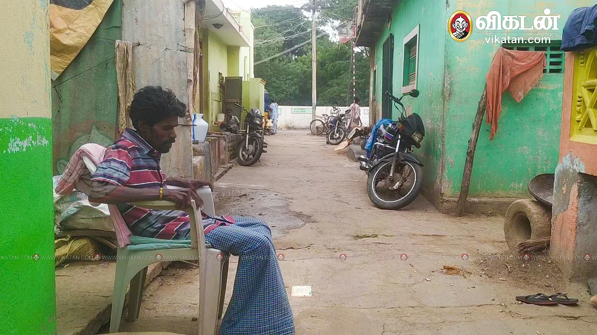 வீட்டின் வெளியே