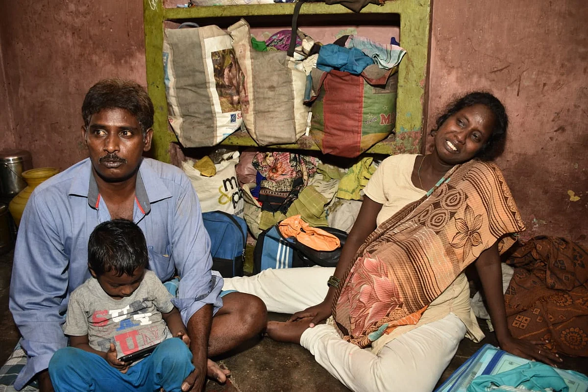 பெற்றோருடன் சந்தோஷ்