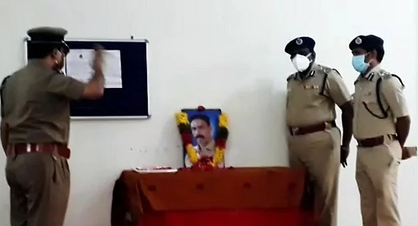 காவலர் படத்துக்கு மரியாதை செலுத்தும் டி.ஜி.பி