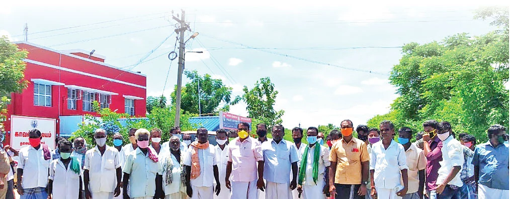 காவல் நிலையம் முன் ஆர்ப்பாட்டம்