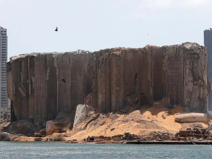 Lebanon: பெய்ரூட்டை சிதைத்த விபத்து; வீதிகளில் இறங்கிய மக்கள்!- பணிந்த அரசு; கூண்டோடு ராஜினாமா