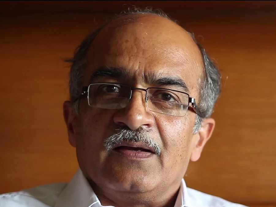 பிரசாந்த் பூஷணுக்கும் நீதிபதிக்கும் இடையில் சிக்கியிருக்கும் அந்த `மன்னிப்பு'... ஏன், எதற்காக?!