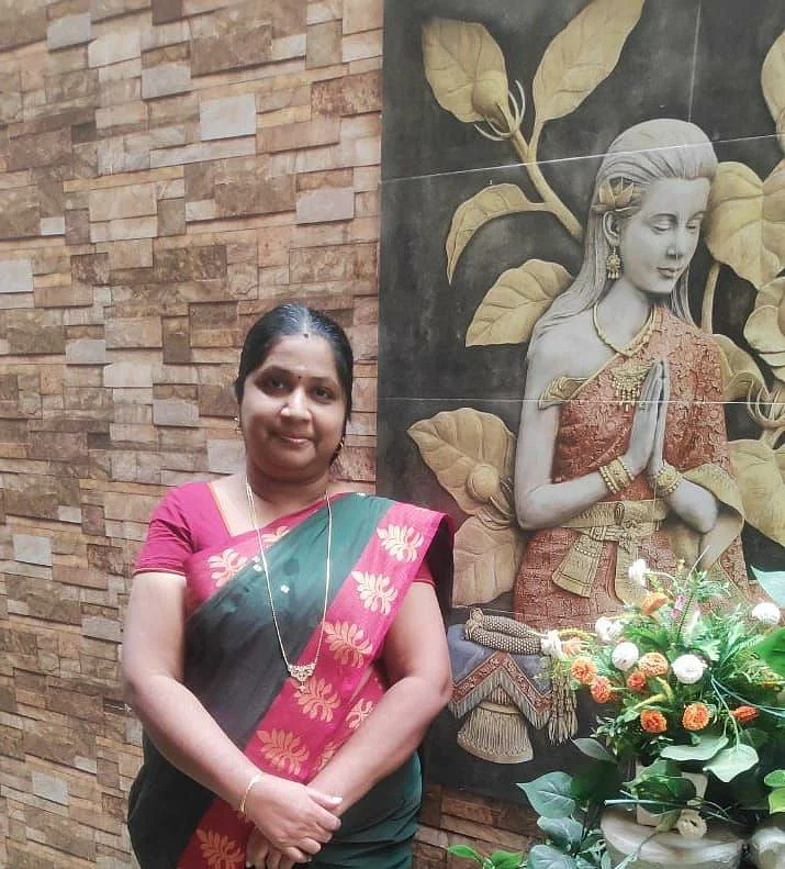 தலைமையாசிரியர் சுமதி
