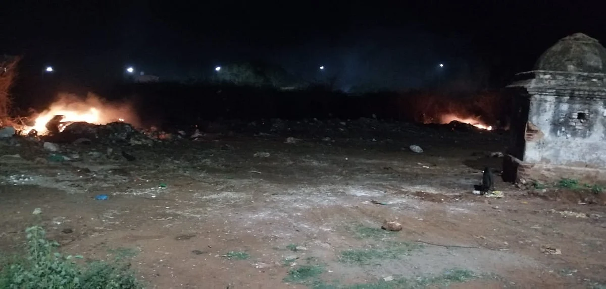 இரவு நேரங்களில் எரிக்கப்படும் தீ