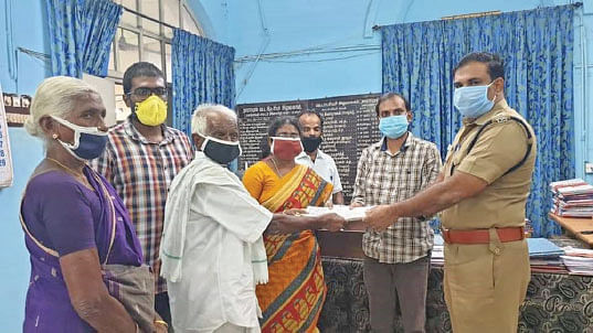 நிலப் பத்திரத்தை வழங்கியபோது