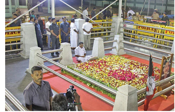மௌன யுத்தம்... பார்ட் 2 பன்னீர்!