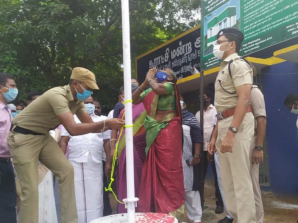 திருவள்ளூர்: `ஆட்சியர், எஸ்.பி முன்னிலை!’ - தேசியக் கொடியேற்றினார் ஊராட்சி மன்றத் தலைவர் அமிர்தம்