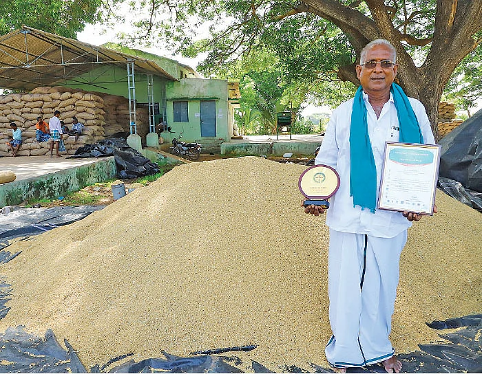 விருதுகளுடன்