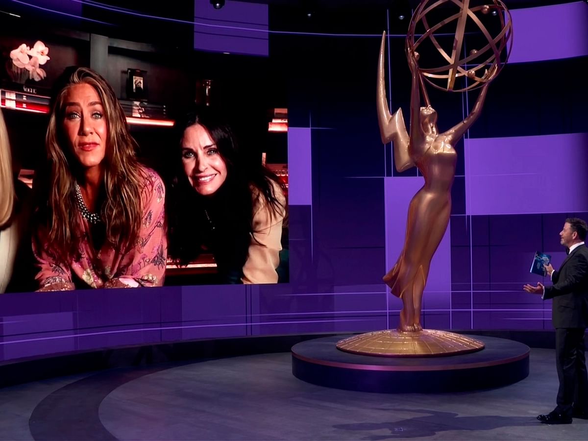 இது `அவார்ட்ஸ் ஃப்ரம் ஹோம்' சீசன்... எம்மியில் கலக்கிய சீரிஸ்கள் எவை? #Emmys2020