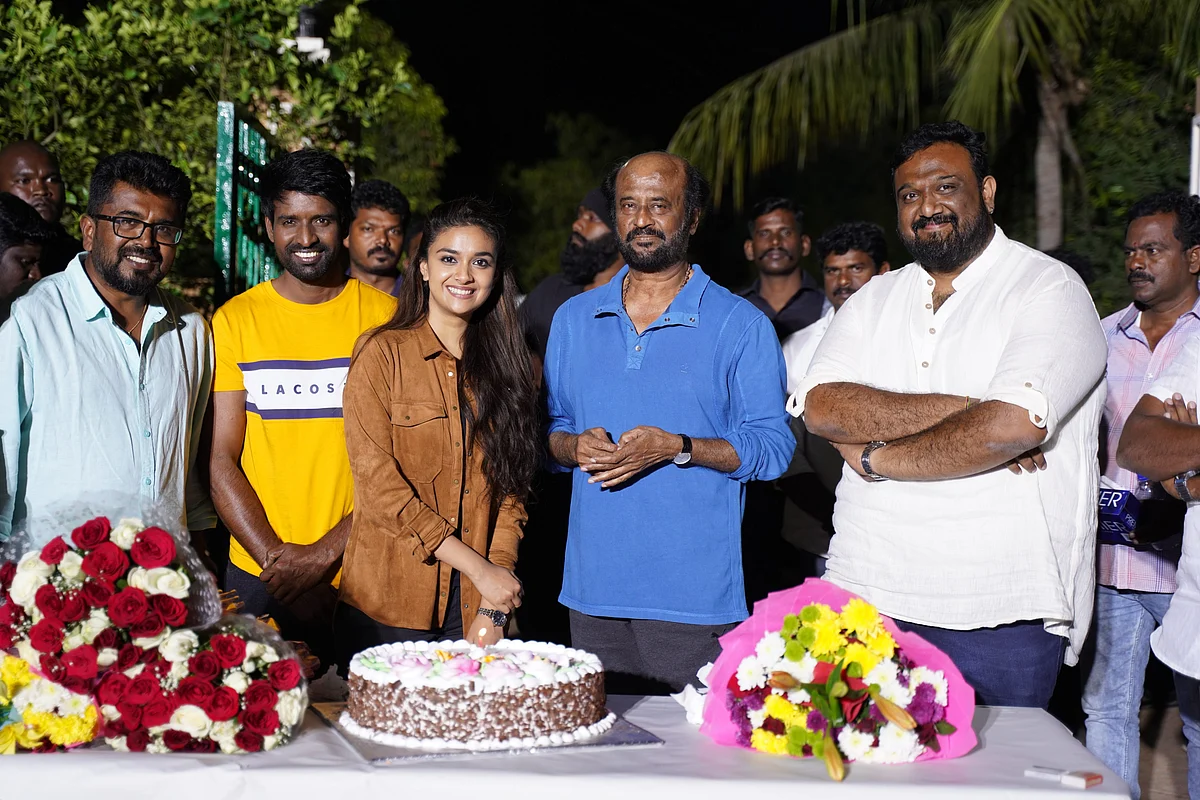 `அண்ணாத்த’ படக்குழுவுடன் ரஜினி