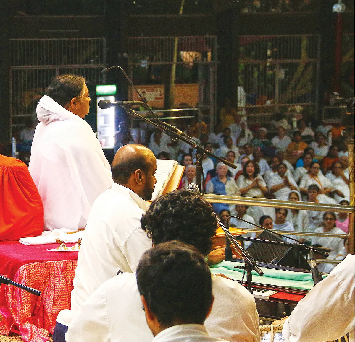 ஆறு மனமே ஆறு! - 9: ஸ்ரீமாதா அமிர்தானந்தமயி