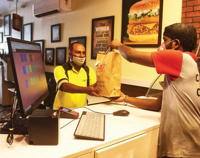 உலக அளவில் உணவு ஆப்களை இணைக்கும் இளைஞர்! - கரூர் டு சிங்கப்பூர் சாதனை!