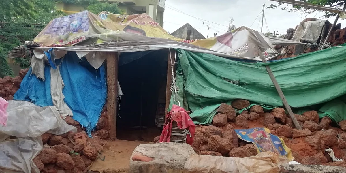 மழைக்கு இடிந்த வேணியின் வீடு