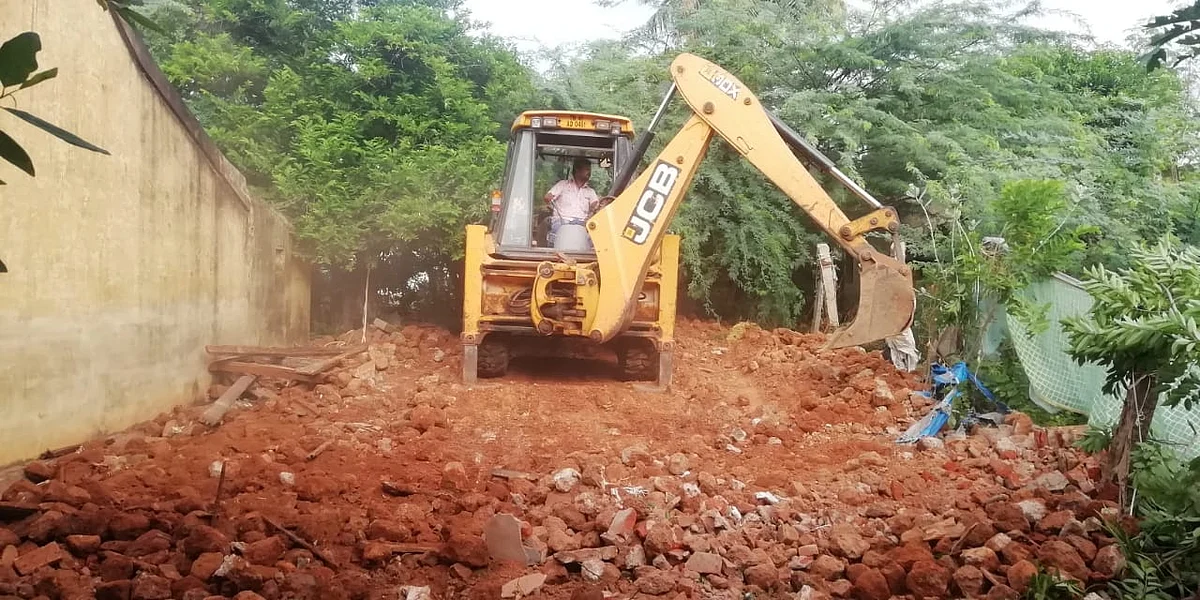 வீடு இடிக்கும் பணி