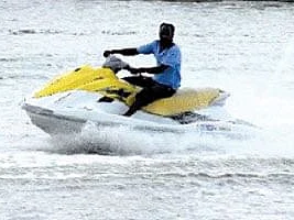 கடற்கரைச் சாலையில் கொண்டாட்டப் பயணம்!