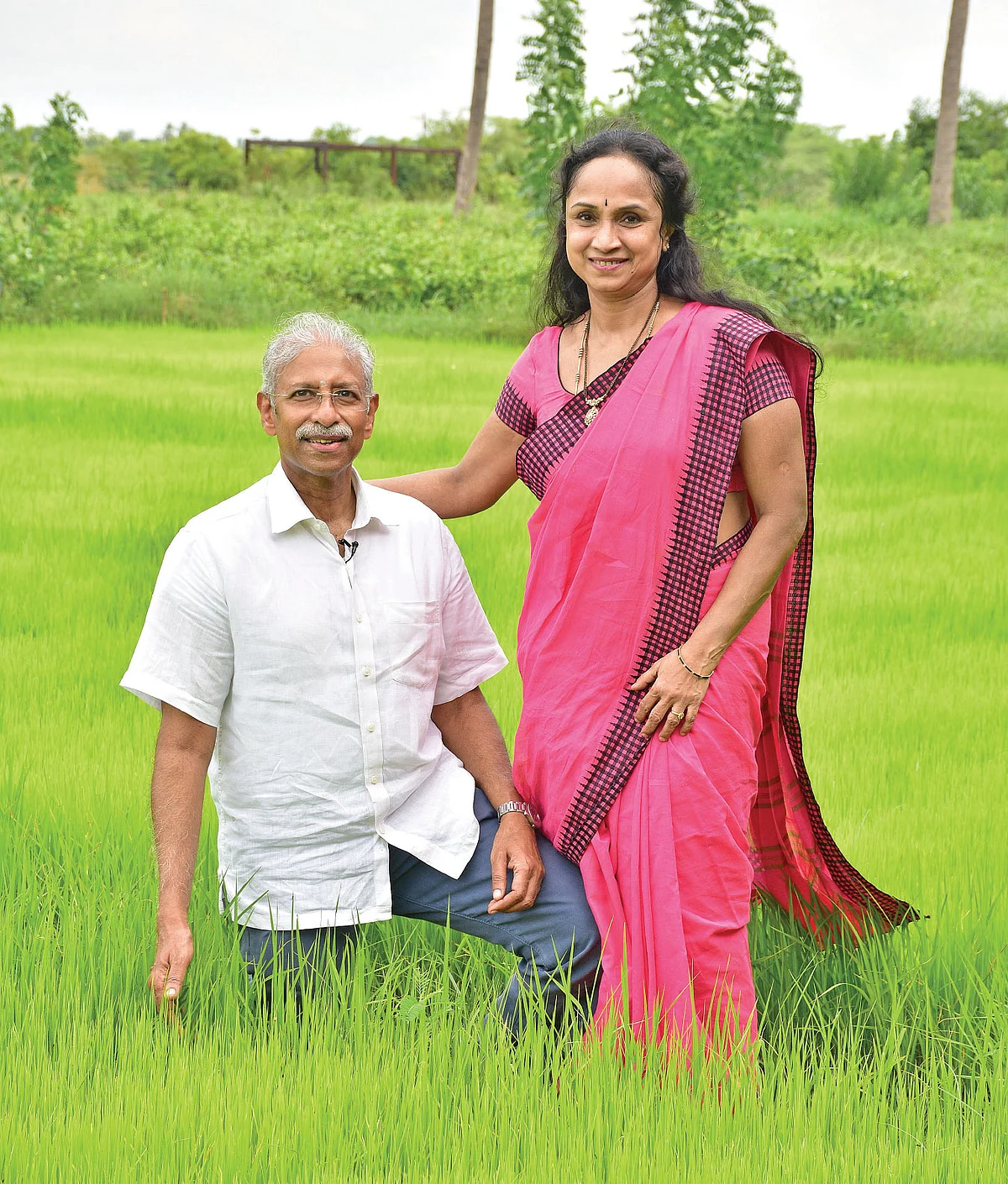 வயலில் மனைவியுடன் அருள்மொழி வர்மன்