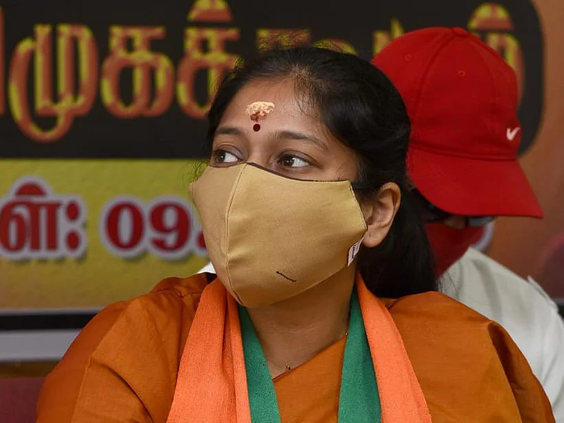 ``காப்பிரைட் பிரச்னை செய்து என் ட்விட்டர் கணக்கை முடக்கிவிட்டார்கள்!" - காயத்ரி ரகுராம்