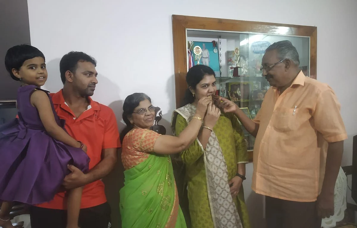 பெற்றோர் வாழ்த்து மழையில் பிரவீனா