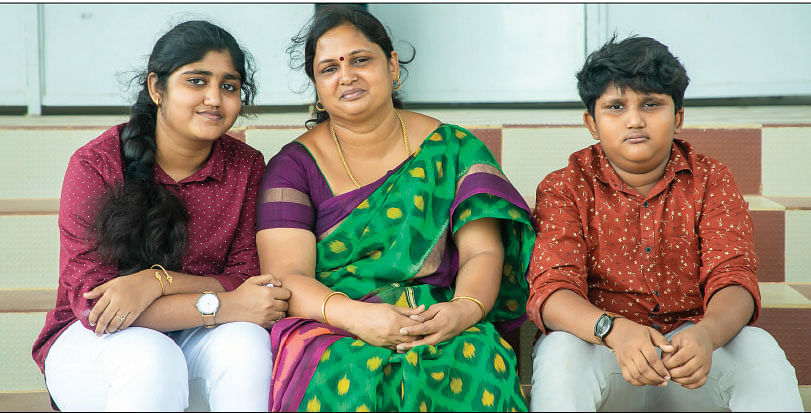 மகள், மகனுடன் ஆசிரியர் பைரவி