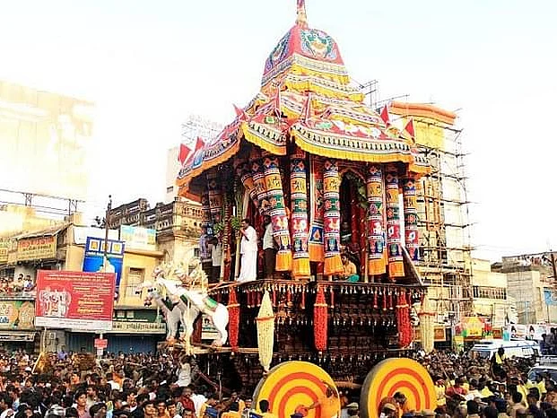 மதுரை மீனாட்சி அம்மன் தேரோட்டம் - சிறப்பு புகைப்படத் தொகுப்பு