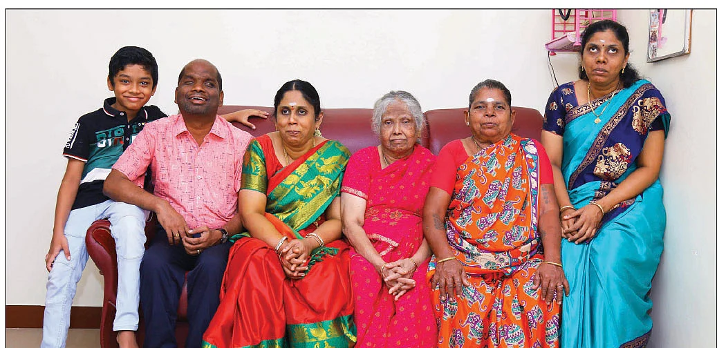 குடும்பத்தினருடன்...
