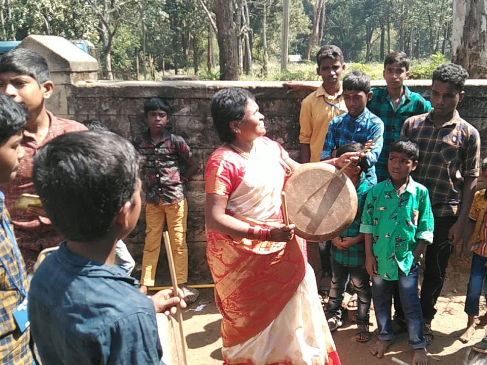 `எல்லாரையும் நல்லா கொண்டு வரணும்!' பழங்குடி பிள்ளைகளுக்கு கலாவதி டீச்சரின் சேவை