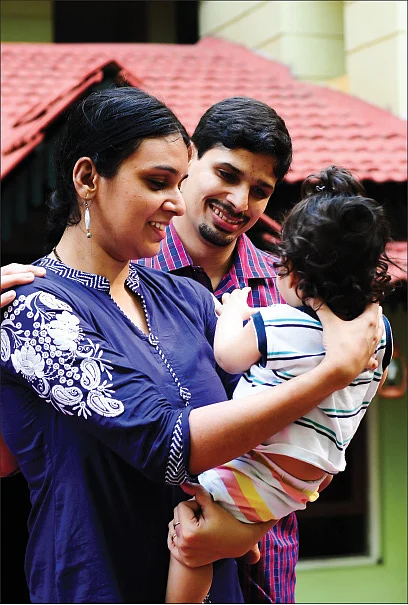 கணவர், குழந்தையுடன் தீபிகா...