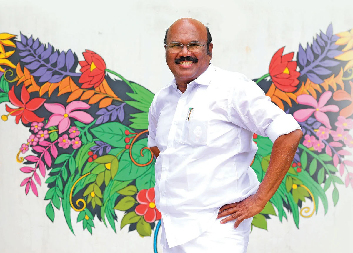“சசிகலா ஒரு பாம்பு!”