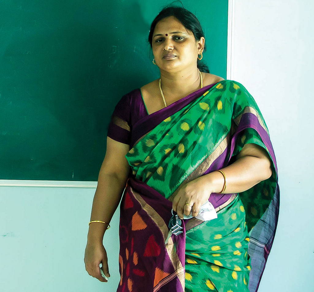 ஒளிவிளக்கு: ஒரு லட்சம் ரூபாய் சொந்தப் பணம், 43 மாணவர்களுக்கு ஸ்மார்ட்போன்கள்...