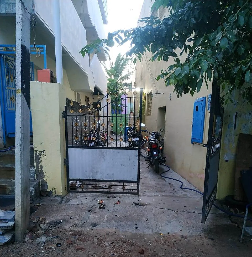 பெட்ரோல் குண்டு வீசப்பட்ட வீடு; கருணாஸ் ஆதரவாளர்கள்மீது புகார்
