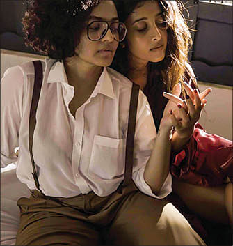 க்ளிக்கலாம் - parvathy
