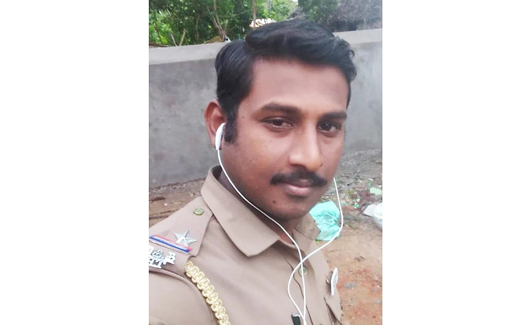 `4 ஐ.டி விங்' திமுக., `நோ சமாதானம்' சீமான், காயத்ரி ரகுராம் `கலகம்'... டிஜிட்டல் கழுகார் அப்டேட்ஸ்!