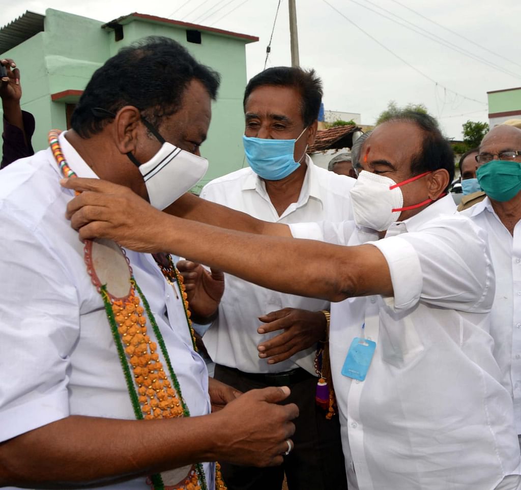 என்.கே.கே.பி.ராஜாவுக்கு சந்தன மாலை அணிவிக்கும் அமைச்சர் கருப்பணன்