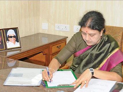 சசிகலா, சுதாகரன், இளவரசிக்குச் சொந்தமான ரூ.2,000 கோடி சொத்துகள் முடக்கம்! வருமான வரித்துறை அதிரடி