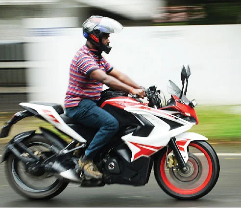 220 பல்ஸரைவிட ஸ்பீடா போகுது!