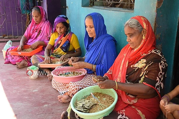 பீடி சுற்றும் பெண்கள்