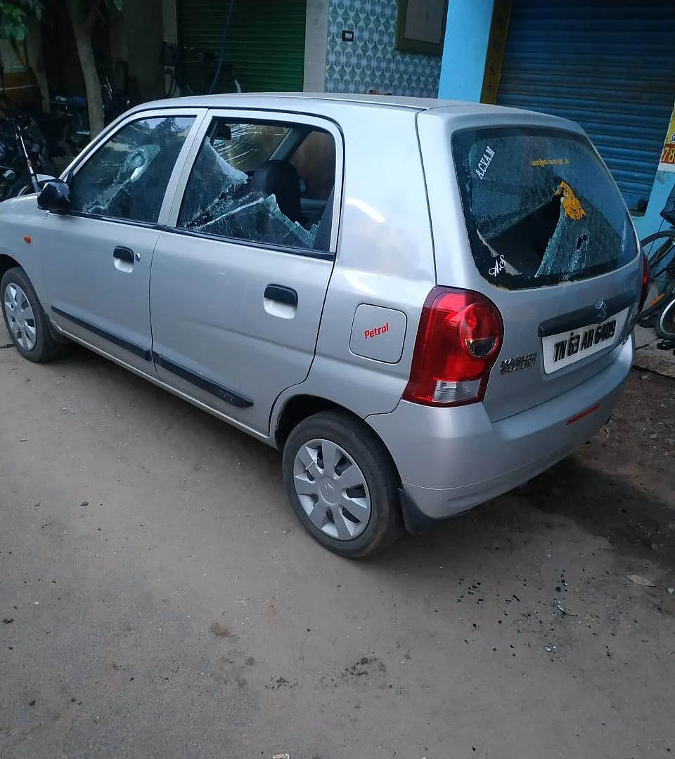 சேதப்படுத்தப்பட்ட கார்.