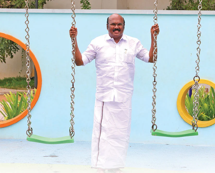 “சசிகலா ஒரு பாம்பு!”