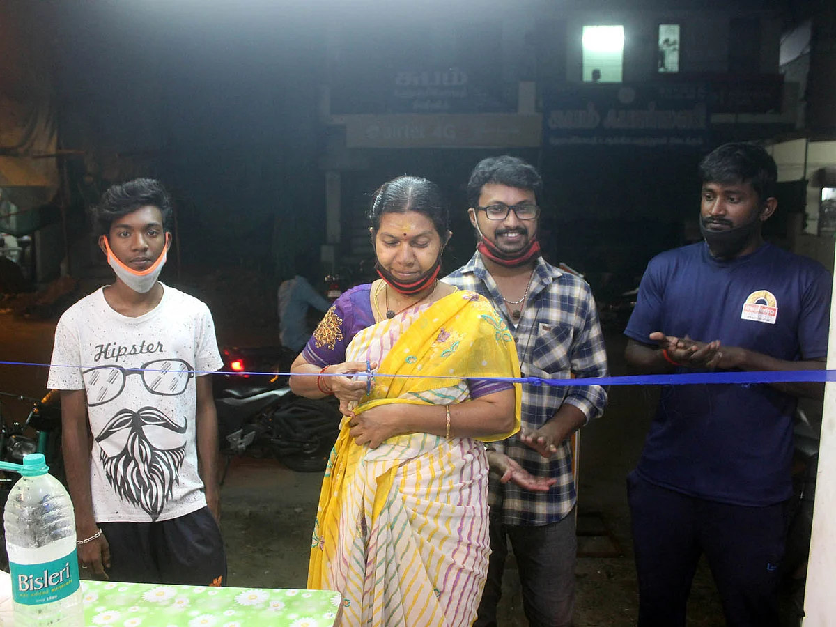 `உங்களால்தான்மா இந்த வெற்றி!' - ஆசிரியர் தினத்தன்று தாயை நெகிழவைத்த இளைஞர்