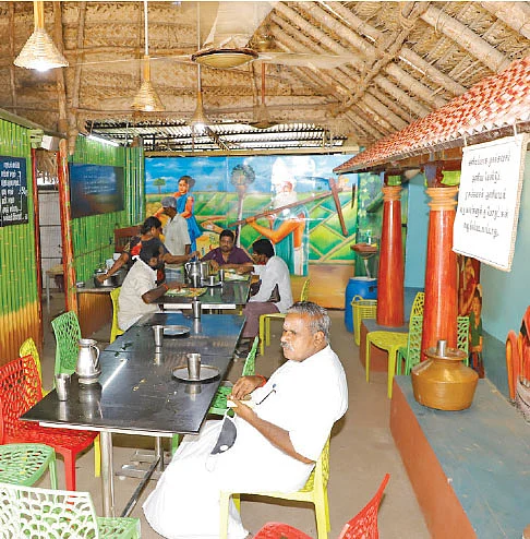உணவருந்தும் வாடிக்கையாளர்கள்