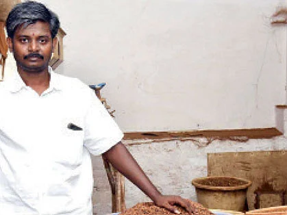 இனிக்கும் வேப்ப எண்ணெய் பிசினஸ்! - கலக்கும் சிங்கப்பூர் ரிட்டர்ன் இளைஞர்!