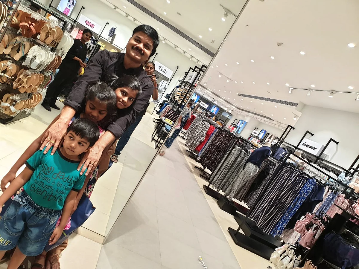கவிஞர் விவேகா தன் குழந்தைகளுடன்