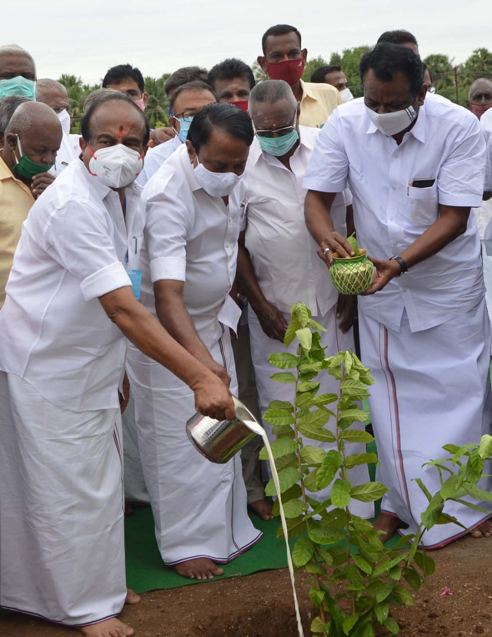 அ.தி.மு.க அமைச்சர்களுடன் என்.கே.கே.பி.ராஜா