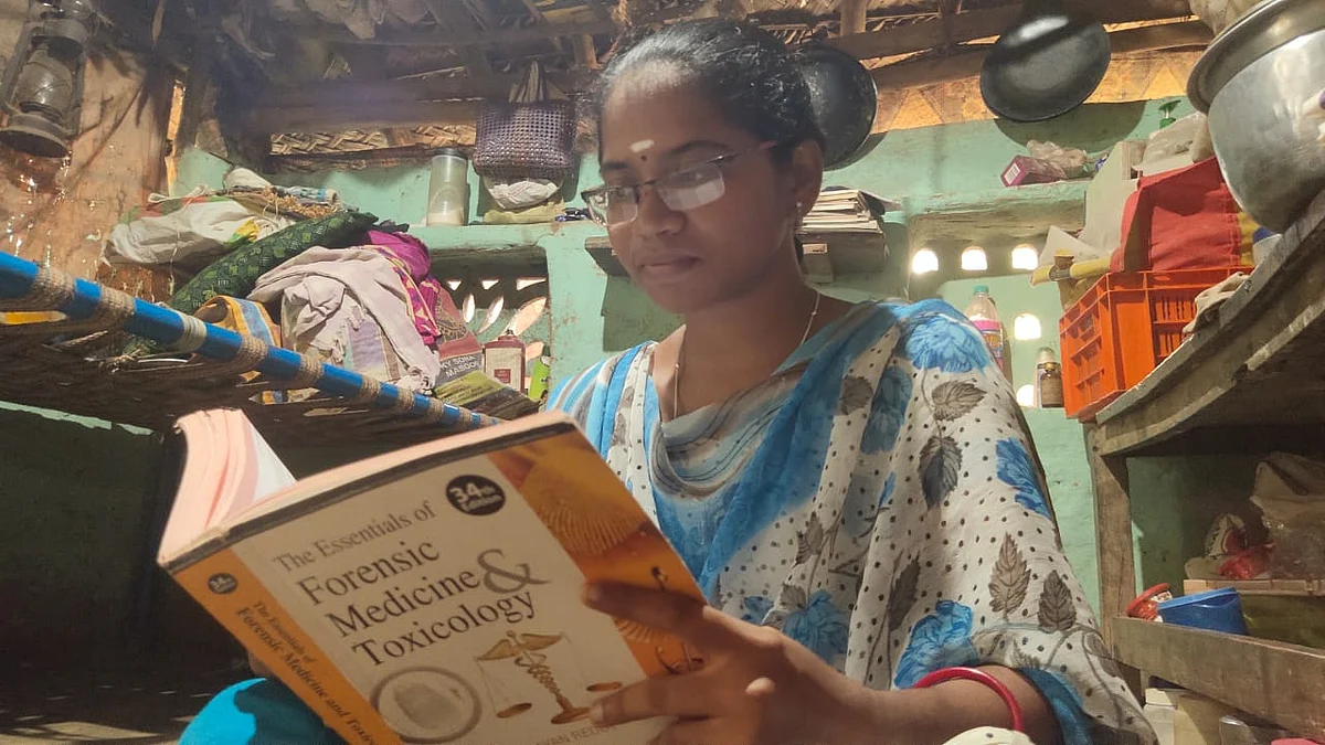 சித்தா டாக்டருக்கு படிக்கும் மாணவி பத்மபிரியா