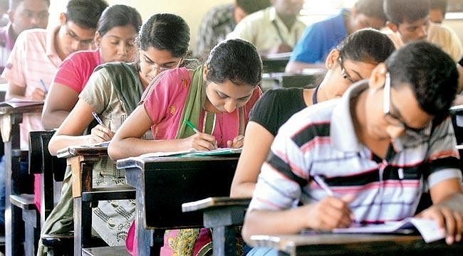 தேர்வு எழுதும் மாணவர்கள்