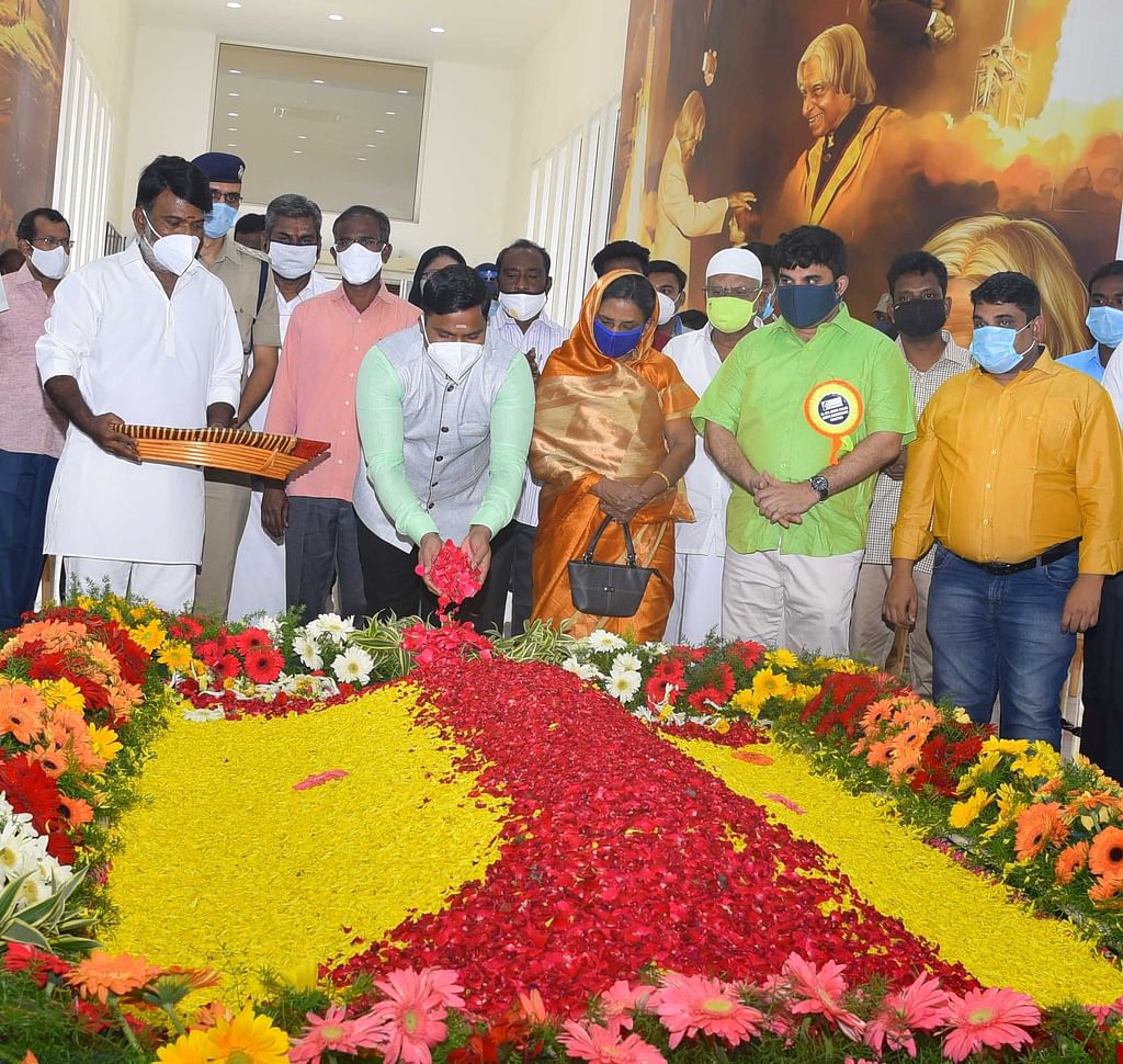 அப்துல் கலாம் நினைவிடத்தில் மாவட்ட ஆட்சியர் மரியாதை.