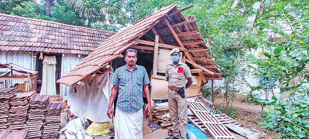 “தலையை வெட்டி வாசல்ல வெச்சிடுவோம்!”