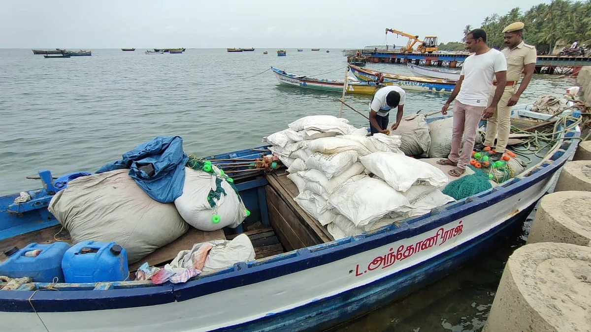 மஞ்சள் மூட்டைகளைச் சோதனையிடும் போலீஸார்