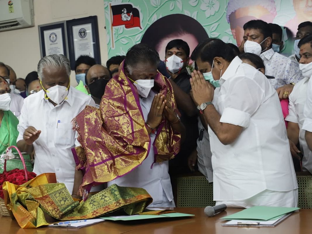 “இது வேண்டாம்ப்பா, வாடாமல்லி கலர் சால்வையை எடுங்க” - பன்னீரின் அறிவிப்பும் எடப்பாடியின் மரியாதையும்!
